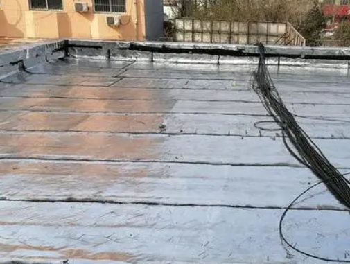 鹤岗市卫生间漏水维修公司分享下鹤岗市屋面楼顶防水刚性防水层施工要点。